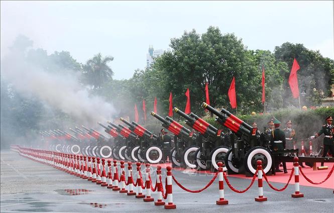 A welcome ceremony at the highest level for a head of state was held in Hanoi on June 23 with cannon salute. VNA Photo