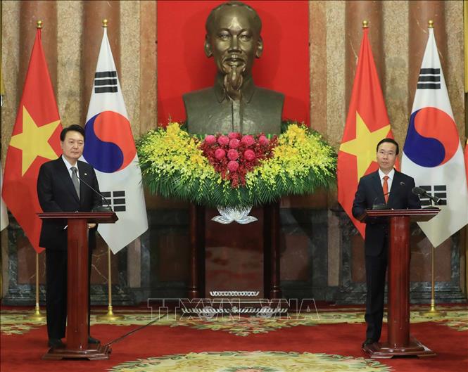 President Vo Van Thuong and President of the Republic of Korea Yoon Suk Yeol meet the media after their talks. VNA Photo