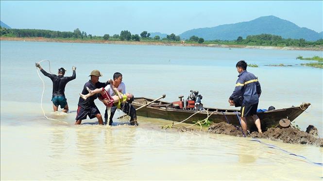 Trong ảnh: Lực lượng chức năng tìm thấy thi thể một cháu bé. Ảnh: TTXVN phát