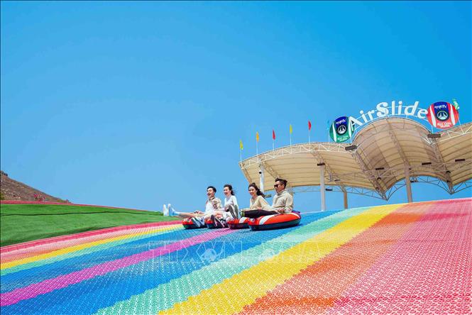 Trong ảnh: Lượng khách đến Khu du lịch Mộc Châu Island đạt hơn 100.000 lượt người trong 6 tháng đầu năm 2023. Ảnh: Quang Quyết-TTXVN