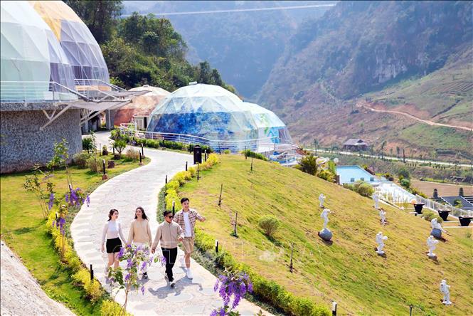Trong ảnh: Lượng khách đến Khu du lịch Mộc Châu Island đạt hơn 100.000 lượt người trong 6 tháng đầu năm 2023. Ảnh: Quang Quyết-TTXVN