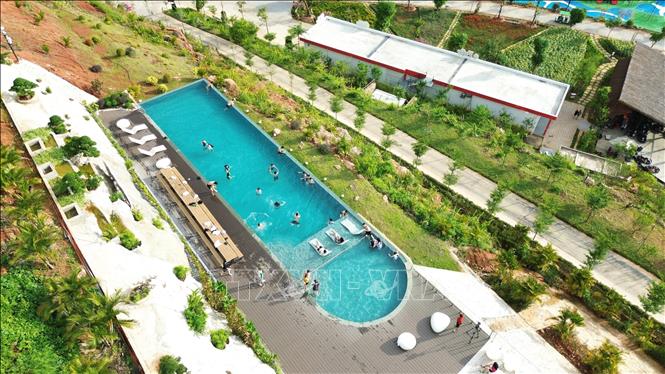 Trong ảnh: Lượng khách đến Khu du lịch Mộc Châu Island đạt hơn 100.000 lượt người trong 6 tháng đầu năm 2023. Ảnh: Quang Quyết-TTXVN