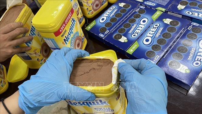 Lực lượng chức năng kiểm tra các hộp sản phẩm. Ảnh: TTXVN phát