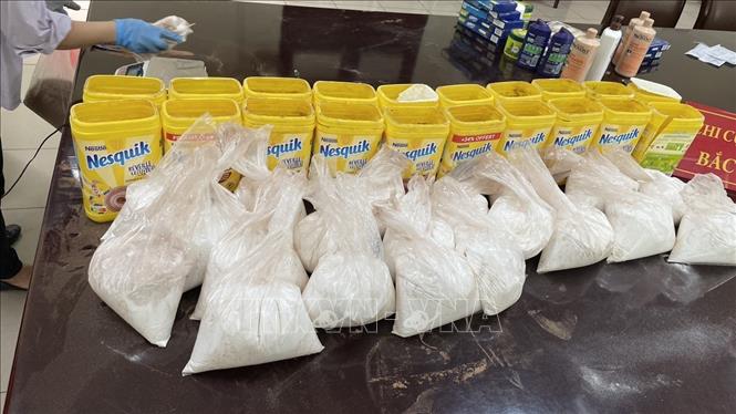 Các túi tinh thể màu trắng nghi ketamin được phát hiện bên trong các hộp sản phẩm. Ảnh: TTXVN phát