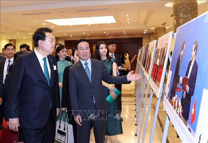 Chủ tịch nước Võ Văn Thưởng và Phu nhân cùng Tổng thống Đại Hàn Dân Quốc Yoon Suk Yeol và Phu nhân tham quan trưng bày ảnh về quan hệ hợp tác giữa hai nước từ khi thiết lập quan hệ ngoại giao đến nay. Ảnh: Thống Nhất – TTXVN
