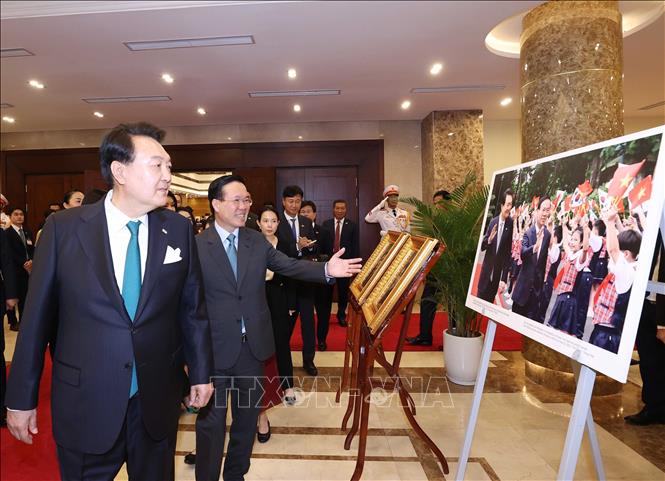 Chủ tịch nước Võ Văn Thưởng và Tổng thống Đại Hàn Dân Quốc Yoon Suk Yeol tham quan trưng bày ảnh về quan hệ hợp tác Việt Nam – Hàn Quốc. Ảnh: Thống Nhất – TTXVN
