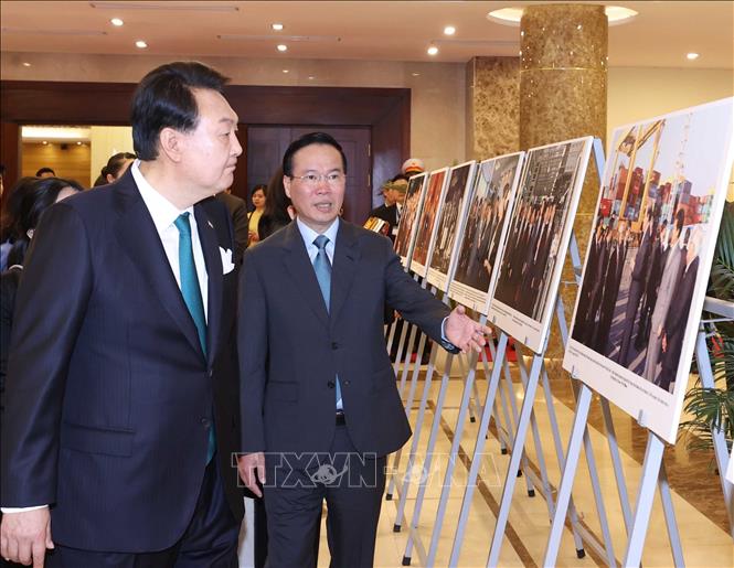 Chủ tịch nước Võ Văn Thưởng và Tổng thống Đại Hàn Dân Quốc Yoon Suk Yeol tham quan trưng bày ảnh về quan hệ hợp tác Việt Nam – Hàn Quốc. Ảnh: Thống Nhất – TTXVN
