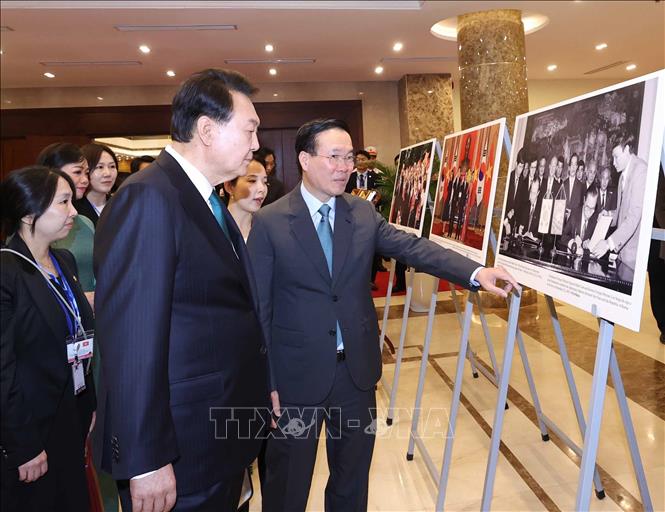 Chủ tịch nước Võ Văn Thưởng và Tổng thống Đại Hàn Dân Quốc Yoon Suk Yeol tham quan trưng bày ảnh về quan hệ hợp tác Việt Nam – Hàn Quốc. Ảnh: Thống Nhất – TTXVN
