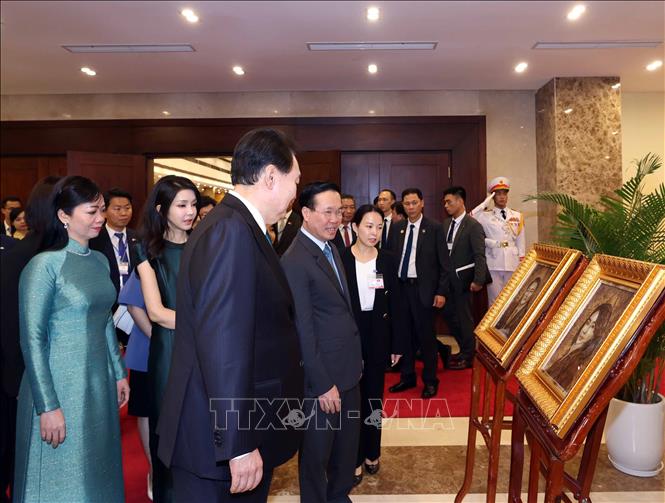 Chủ tịch nước Võ Văn Thưởng và Phu nhân tặng bức chân dung Tổng thống Đại Hàn Dân Quốc Yoon Suk Yeol và Phu nhân được làm từ lá sen khô do nghệ nhân Lê Văn Nghĩa tại tỉnh Đồng Tháp thực hiện. Ảnh: Thống Nhất – TTXVN
