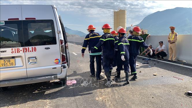 Lực lượng cứu hộ đang làm nhiệm vụ tại hiện trường vụ TNGT. Ảnh: TTXVN phát 