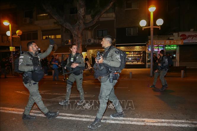 Cảnh sát Israel gác tại hiện trường một vụ tấn công bằng súng ở Tel Aviv, ngày 9/3/2023. Ảnh: THX/TTXVN