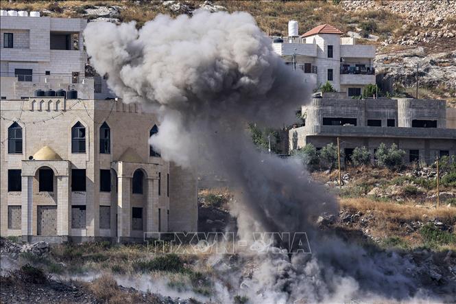 Khói bốc lên sau vụ tấn công bằng rocket trong cuộc đột kích của quân đội Israel tại Jenin, Khu Bờ Tây ngày 19/6/2023. Ảnh: AFP/TTXVN