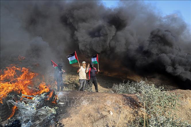 Người biểu tình Palestine phản đối việc binh sĩ quân đội Israel sát hại 5 người Palestine ở khu vực biên giới phía Đông Dải Gaza, ngày 19/6/2023. Ảnh: THX/TTXVN