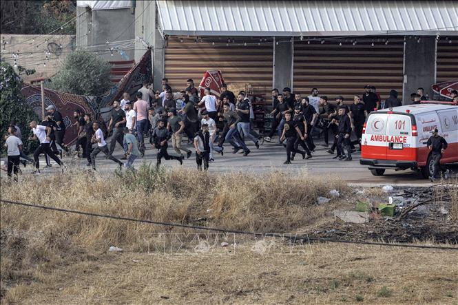 Người Palestine chạy trốn trong cuộc truy quét của binh sĩ Israel tại thành phố Jenin, Khu Bờ Tây ngày 19/6/2023. Ảnh: AFP/TTXVN