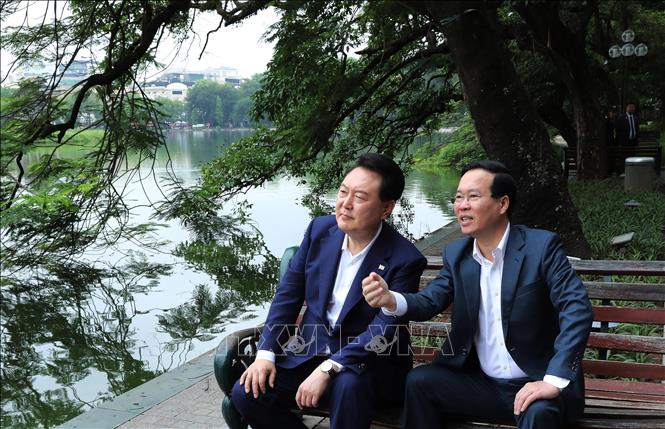 Chủ tịch nước Võ Văn Thưởng giới thiệu với Tổng thống Hàn Quốc Yoon Suk Yeol về ý nghĩa lịch sử của danh thắng hồ Hoàn Kiếm, nơi được coi là trái tim của Thủ đô Hà Nội - Thành phố vì hòa bình. Ảnh: Lâm Khánh - TTXVN