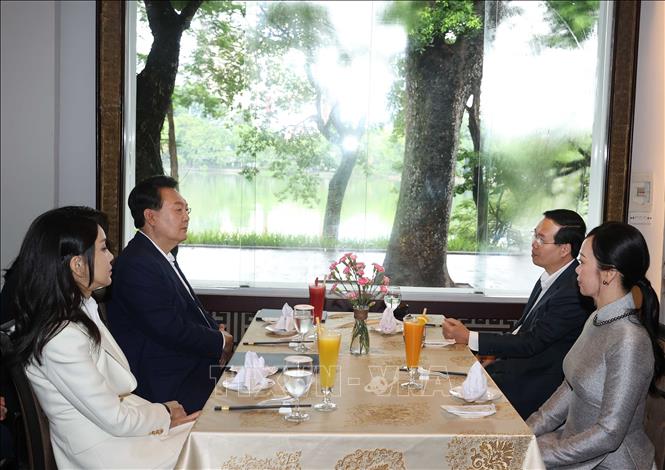 Chủ tịch nước Võ Văn Thưởng và Phu nhân cùng Tổng thống Hàn Quốc Yoon Suk Yeol và Phu nhân dự tiệc trà. Ảnh: Thống Nhất - TTXVN