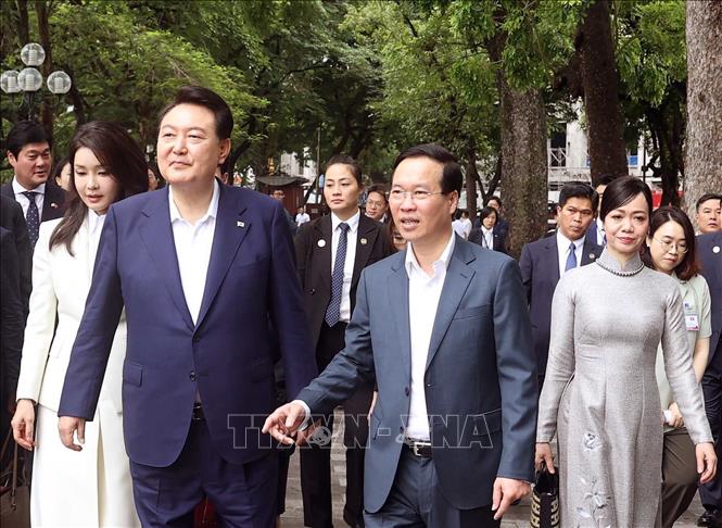 Chủ tịch nước Võ Văn Thưởng và Phu nhân cùng Tổng thống Hàn Quốc Yoon Suk Yeol và Phu nhân tham quan danh thắng hồ Hoàn Kiếm. Ảnh: Thống Nhất - TTXVN