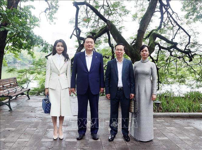 Chủ tịch nước Võ Văn Thưởng và Phu nhân cùng Tổng thống Hàn Quốc Yoon Suk Yeol và Phu nhân bên hồ Hoàn Kiếm. Ảnh: Thống Nhất - TTXVN