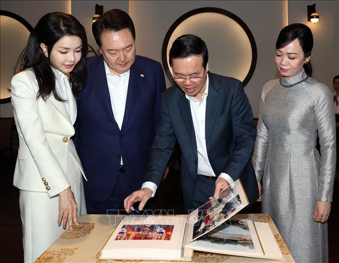 Chủ tịch nước Võ Văn Thưởng và Phu nhân cùng Tổng thống Hàn Quốc Yoon Suk Yeol và Phu nhân xem ảnh về chuyến thăm cấp Nhà nước tới Việt Nam của Tổng thống Hàn Quốc Yoon Suk Yeol. Ảnh: Thống Nhất - TTXVN