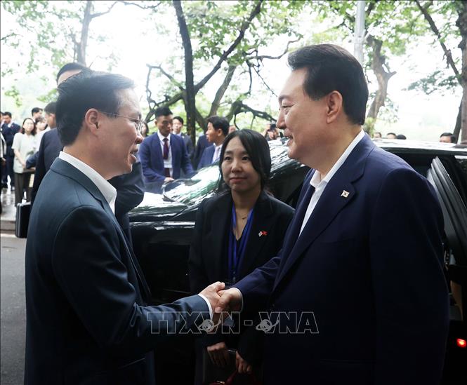 Chủ tịch nước Võ Văn Thưởng tiễn Tổng thống Hàn Quốc Yoon Suk Yeol. Ảnh: Thống Nhất - TTXVN
