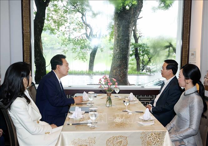 Chủ tịch nước Võ Văn Thưởng và Phu nhân cùng Tổng thống Hàn Quốc Yoon Suk Yeol và Phu nhân dự tiệc trà. Ảnh: Thống Nhất - TTXVN