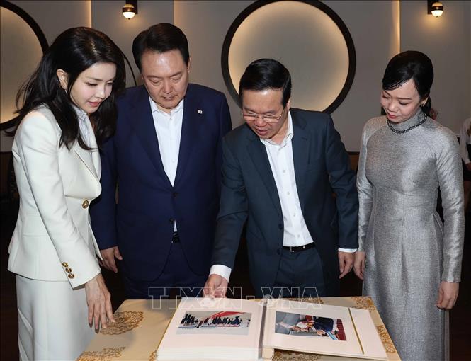 Chủ tịch nước Võ Văn Thưởng và Phu nhân cùng Tổng thống Hàn Quốc Yoon Suk Yeol và Phu nhân xem ảnh về chuyến thăm cấp Nhà nước tới Việt Nam của Tổng thống Hàn Quốc Yoon Suk Yeol. Ảnh: Thống Nhất - TTXVN