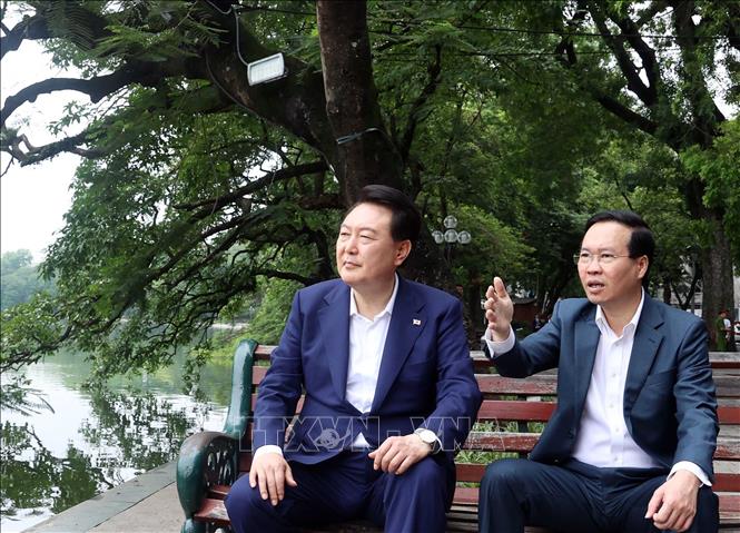 Chủ tịch nước Võ Văn Thưởng giới thiệu với Tổng thống Hàn Quốc Yoon Suk Yeol về ý nghĩa lịch sử của danh thắng hồ Hoàn Kiếm, nơi được coi là trái tim của Thủ đô Hà Nội - Thành phố vì hòa bình. Ảnh: Thống Nhất - TTXVN