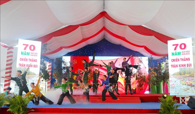 Văn nghệ truyền thống kỷ niệm 70 năm chiến thắng trận Kinh Bùi. Ảnh: Đức Hạnh - TTXVN 