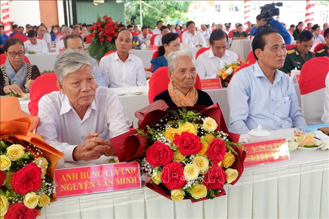 Mẹ Việt Nam Anh hùng và Anh hùng lực lượng vũ trang nhân dân tại lễ kỷ niệm 70 năm chiến thắng trận Kinh Bùi. Ảnh: Đức Hạnh - TTXVN 