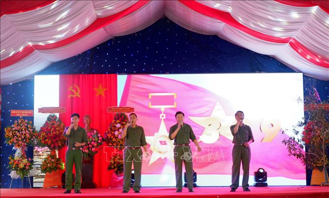 Văn nghệ truyền thống kỷ niệm 70 năm chiến thắng trận Kinh Bùi. Ảnh: Đức Hạnh - TTXVN 