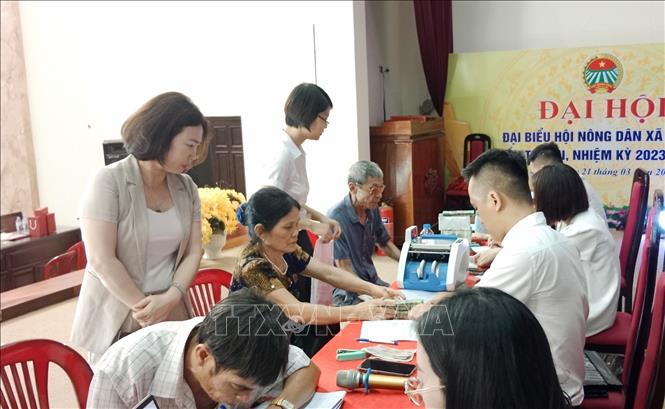 Trong ảnh: Người dân Hưng Yên đồng thuận nhận tiền đền bù, hỗ trợ giải phóng mặt bằng. Ảnh: Đỗ Huyền - TTXVN