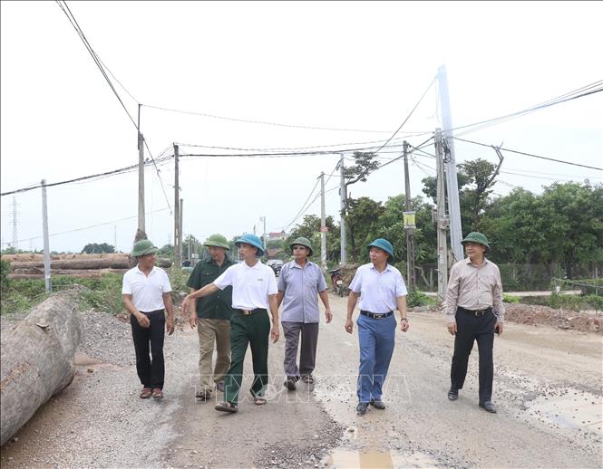 Trong ảnh: Các cấp lãnh đạo huyện Yên Mỹ, tỉnh Hưng Yên trực tiếp đi tuyên truyền, giải thích để người dân hiểu rõ về chủ trương, ý nghĩa của dự án. Ảnh: Đỗ Huyền - TTXVN