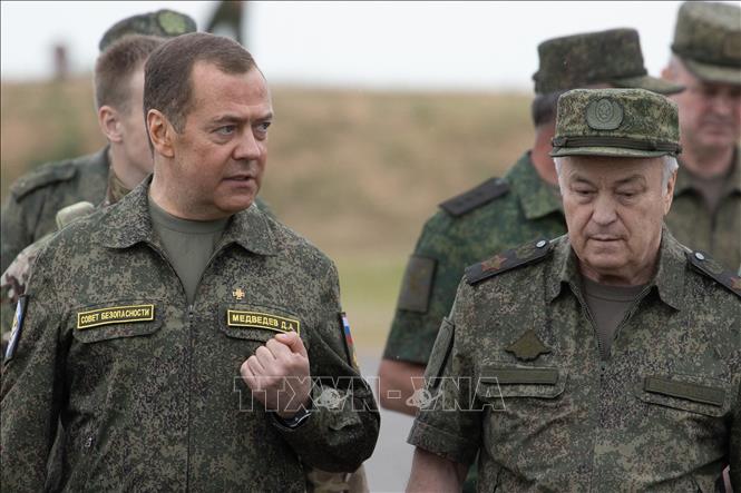 Phó Chủ tịch Hội đồng An ninh Liên bang Nga Dmitry Medvedev (trái) thăm vùng Volgograd, miền Nam Nga, ngày 1/6/2023. Ảnh: AFP/TTXVN   