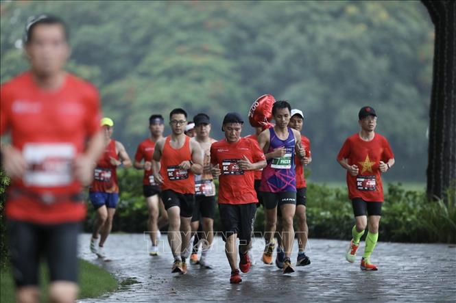 Giải chạy Press Marathon 2023 gồm 500 vận động viên là các phóng viên, nhà báo và các đối tác truyền thông tham gia tranh tài. Ảnh: Minh Quyết - TTXVN
