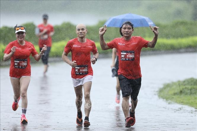 Các VĐV tham gia tranh tài ở cự ly 21,6km. Ảnh: Minh Quyết - TTXVN