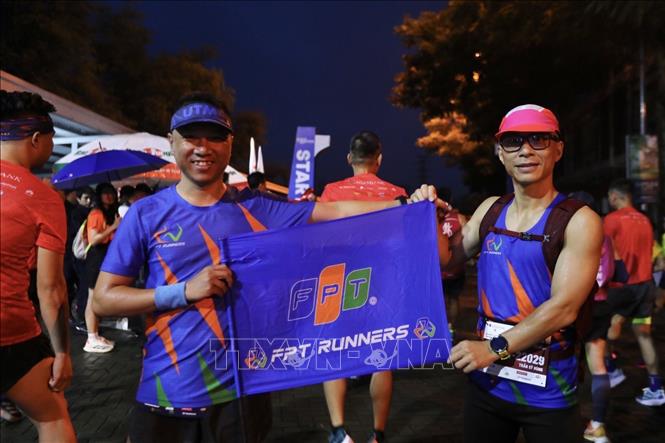 Ngay từ sáng sớm, các VĐV tham dự tranh tài cự ly 21,6km đã tập trung chuẩn bị tại điểm xuất phát. Ảnh: Minh Quyết - TTXVN