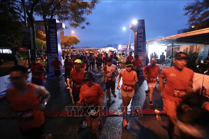 Đúng 5h các VDV tham gia tranh tài tại cự ly 21,6km bắt đầu xuất phát. Ảnh: Minh Quyết - TTXVN