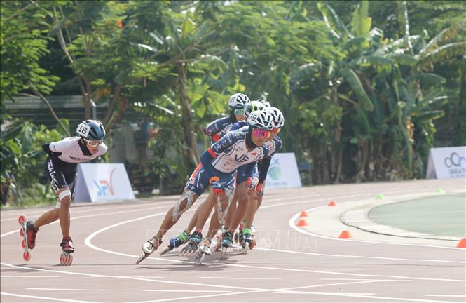 Trong ảnh: Các vận động viên nam nhóm A tranh tài ở cự ly 10.000m. Ảnh: Thanh Vũ - TTXVN 