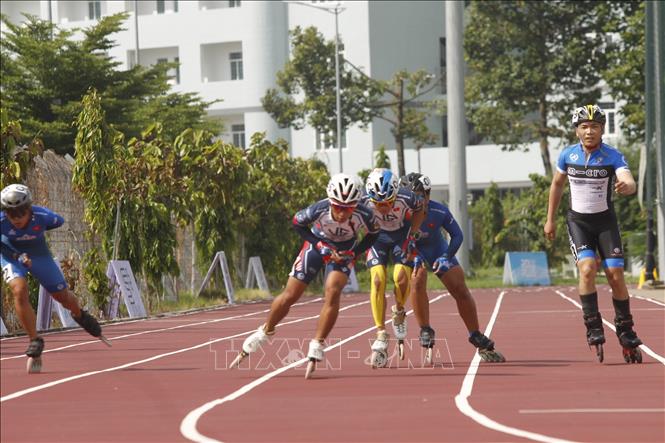 Trong ảnh: Các vận động viên nam nhóm A tranh tài ở cự ly 10.000m. Ảnh: Thanh Vũ - TTXVN 