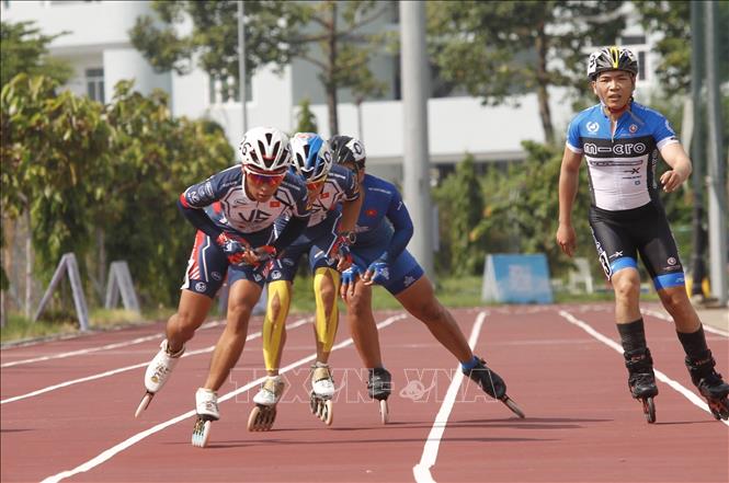 Trong ảnh: Các vận động viên nam nhóm A tranh tài ở cự ly 10.000m. Ảnh: Thanh Vũ - TTXVN 