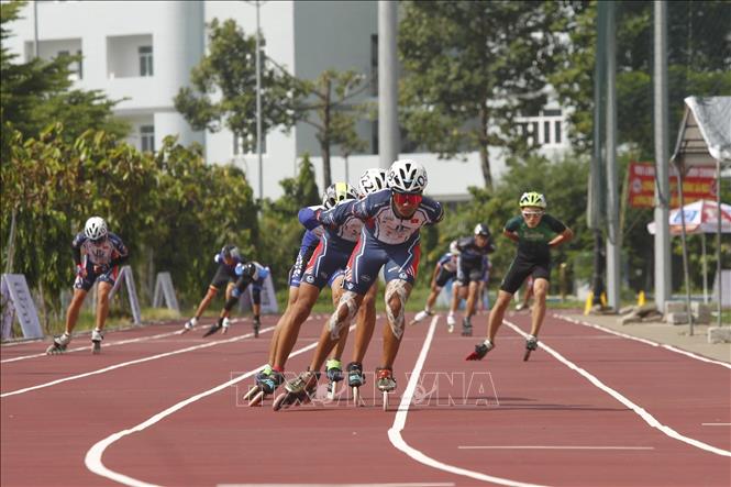 Trong ảnh: Các vận động viên nam nhóm A tranh tài ở cự ly 10.000m. Ảnh: Thanh Vũ - TTXVN 