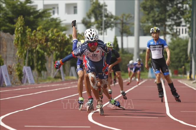 Trong ảnh: Các vận động viên nam nhóm A tranh tài ở cự ly 10.000m. Ảnh: Thanh Vũ - TTXVN 