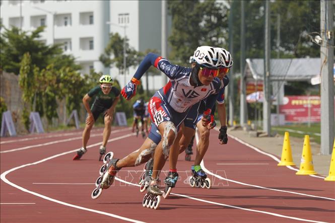 Trong ảnh: Các vận động viên nam nhóm A tranh tài ở cự ly 10.000m. Ảnh: Thanh Vũ - TTXVN 