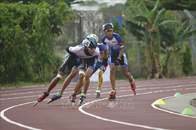 Trong ảnh: Các vận động viên nam nhóm A tranh tài ở cự ly 10.000m. Ảnh: Thanh Vũ - TTXVN 
