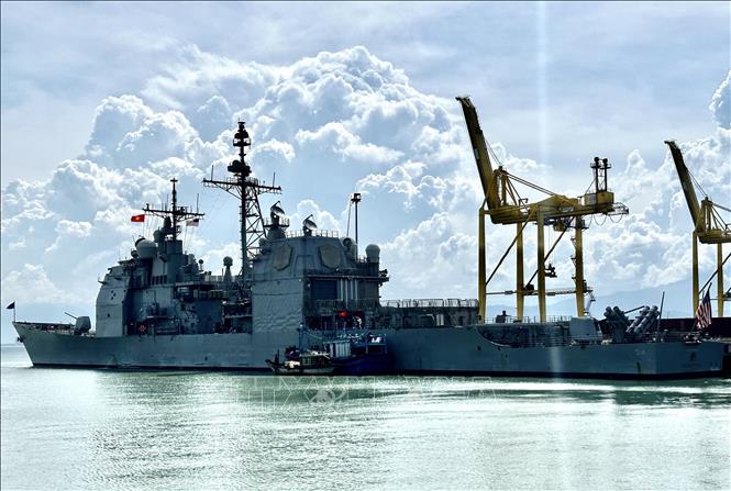 The US Navy’s aircraft carrier USS Ronald Reagan, together with two guided missile cruisers USS Antietam - CG 54 and USS Robert Smalls - CG 62, arrive in the central city of Da Nang on June 25. VNA Photo: Trần Lê Lâm