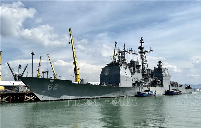 The US Navy’s aircraft carrier USS Ronald Reagan, together with two guided missile cruisers USS Antietam - CG 54 and USS Robert Smalls - CG 62, arrive in the central city of Da Nang on June 25. VNA Photo: Trần Lê Lâm
