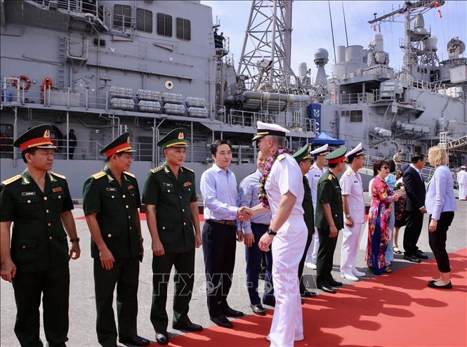 The US Navy’s aircraft carrier USS Ronald Reagan, together with two guided missile cruisers USS Antietam - CG 54 and USS Robert Smalls - CG 62, arrive in the central city of Da Nang on June 25. VNA Photo: Trần Lê Lâm