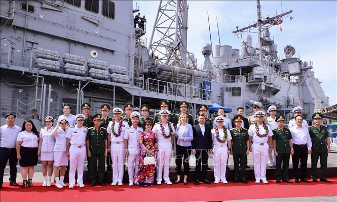 The US Navy’s aircraft carrier USS Ronald Reagan, together with two guided missile cruisers USS Antietam - CG 54 and USS Robert Smalls - CG 62, arrive in the central city of Da Nang on June 25. VNA Photo: Trần Lê Lâm