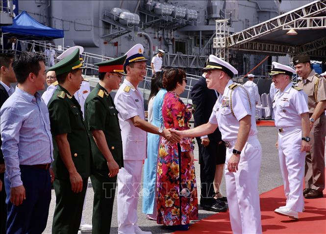 The US Navy’s aircraft carrier USS Ronald Reagan, together with two guided missile cruisers USS Antietam - CG 54 and USS Robert Smalls - CG 62, arrive in the central city of Da Nang on June 25. VNA Photo: Trần Lê Lâm
