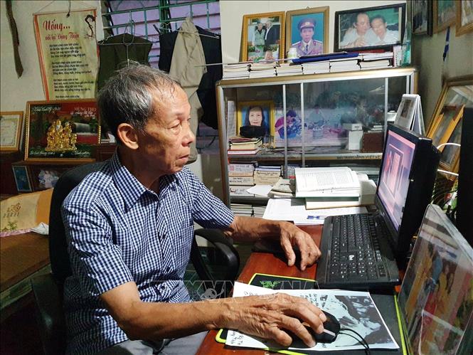 Dù đã cao tuổi, sức khỏe suy giảm do di chứng của các vết thương do chiến tranh để lại, song ông Lại Đăng Thiện vẫn ham học hỏi, sáng tác thơ ca. Ảnh: TTXVN phát